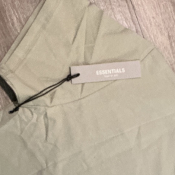 Essentials Fear Of God Men's Light Sage GreenTee Sz Small NWT - Picture 4 of 5